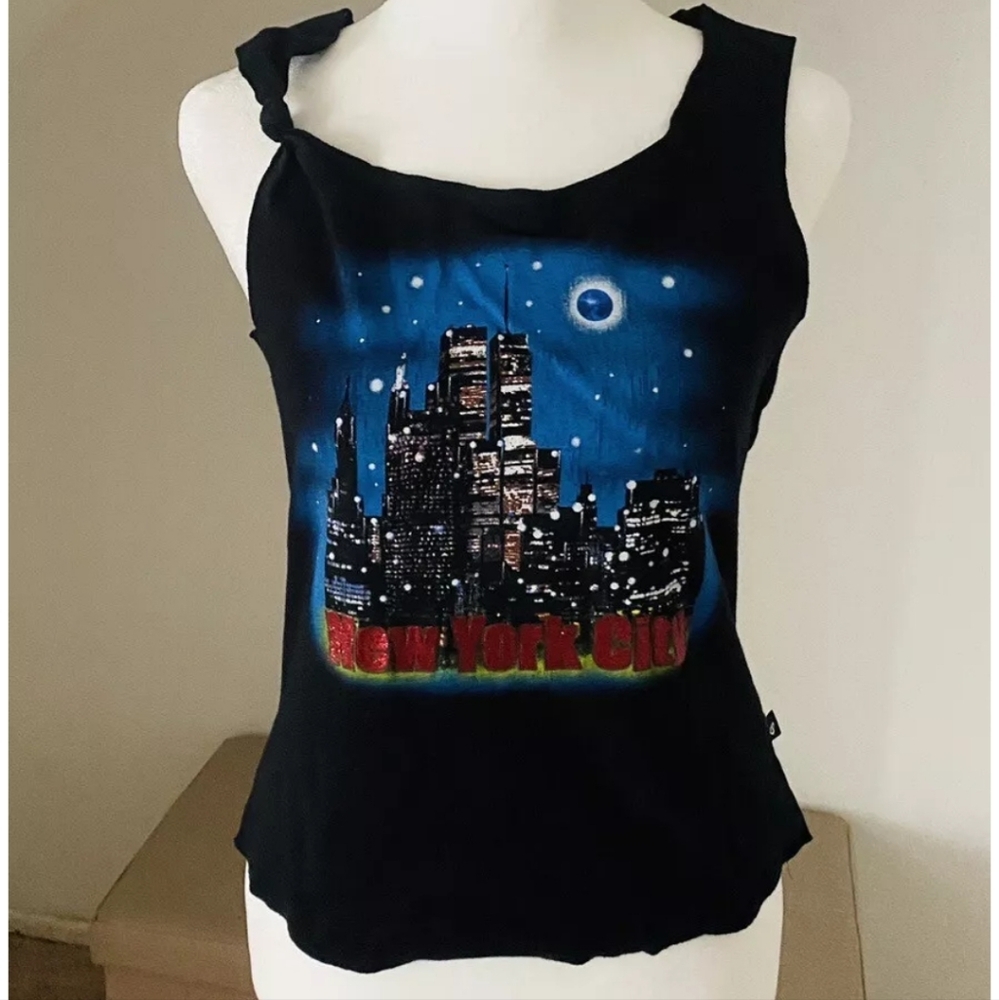 True vintage new york city skyline twin towers tank